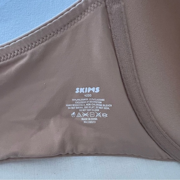 Skims Fits Everybody T-Shirt Bra in Clay - Picture 13 of 15